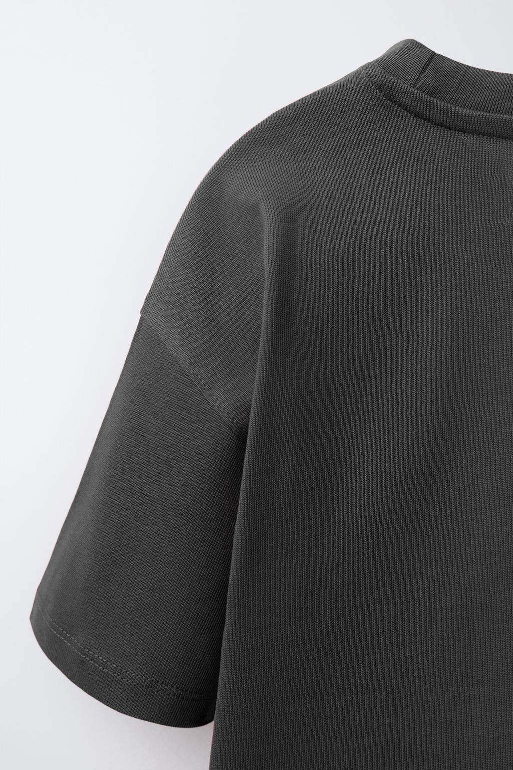 ФУТБОЛКА ИЗ ПЛОТНОЙ ТКАНИ С ВЫШИТОЙ НАДПИСЬЮ