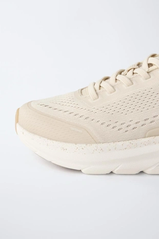 Кроссовки с деталями на подошве- Заказать в России