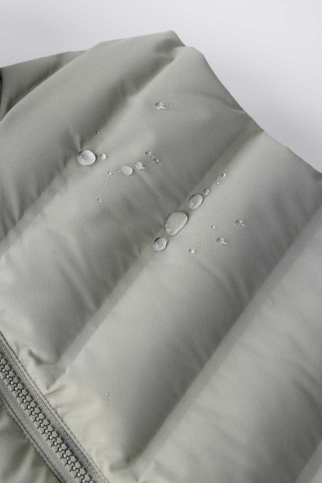 ОЧЕНЬ ЛЕГКИЙ ЖИЛЕТ WATER REPELLENT С КАПЮШОНОМ