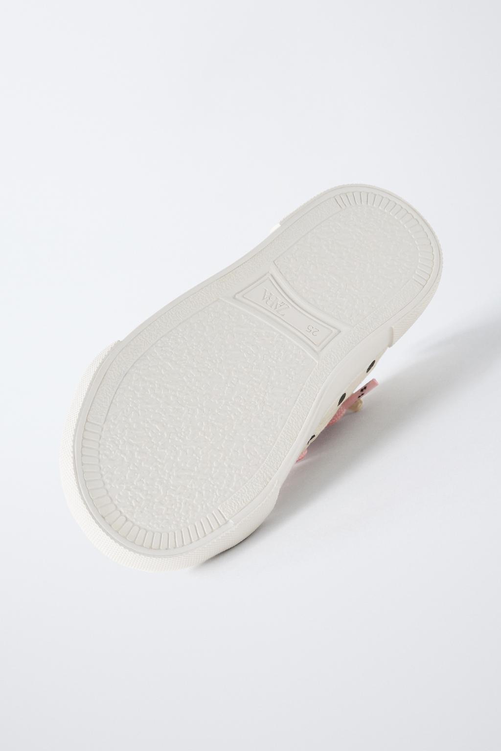 ВЫСОКИЕ КЕДЫ С ДЕТАЛЬЮ «МИННИ МАУС» © DISNEY