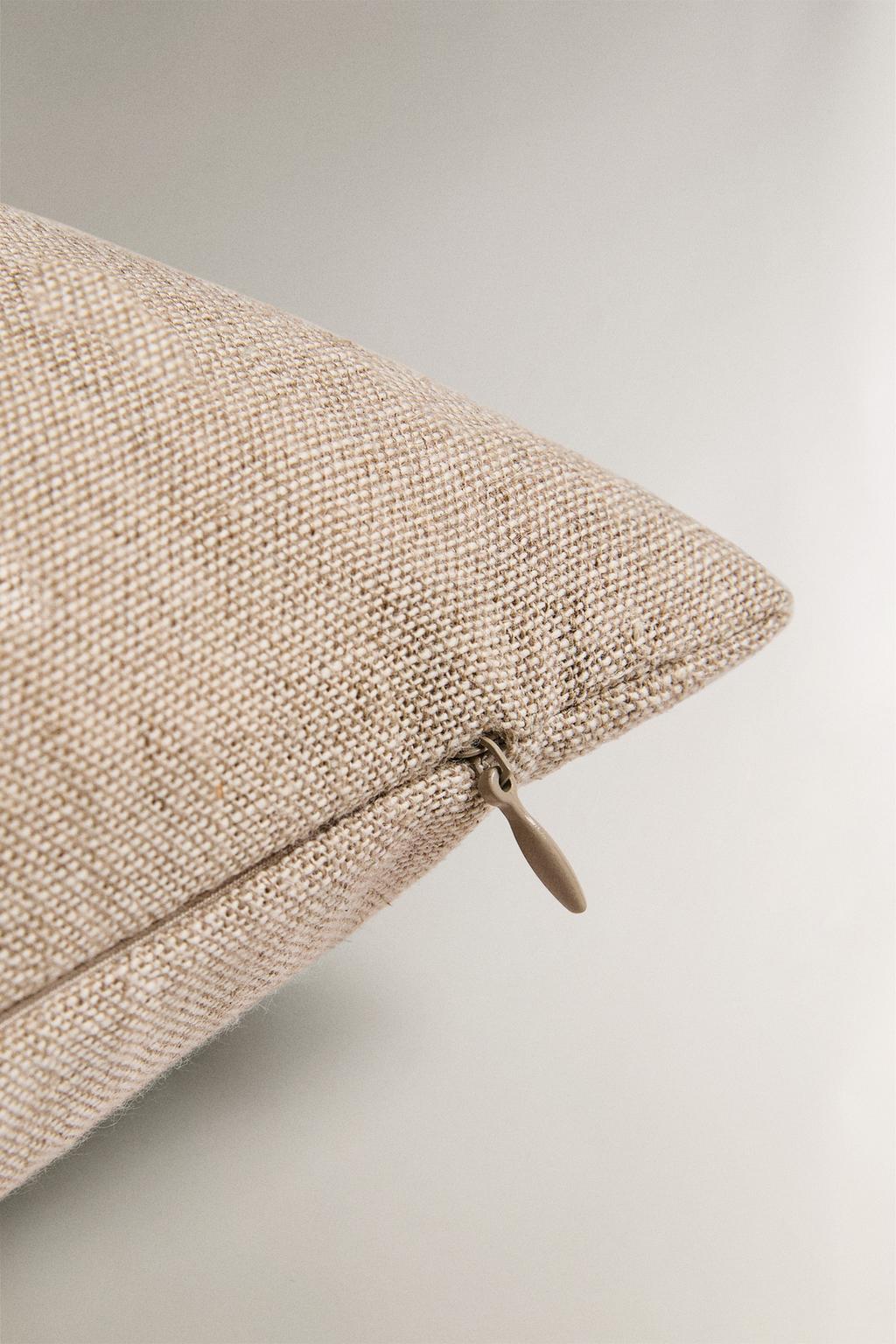 Подушка с цветочным принтом