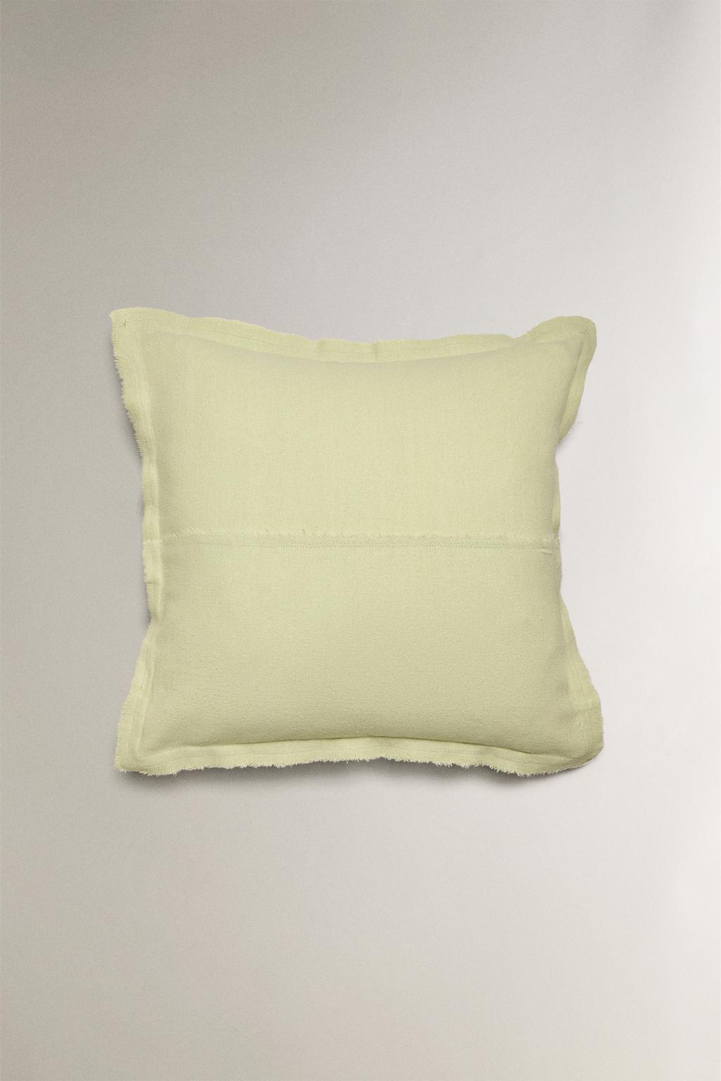 Подушка со строгаными штрихами