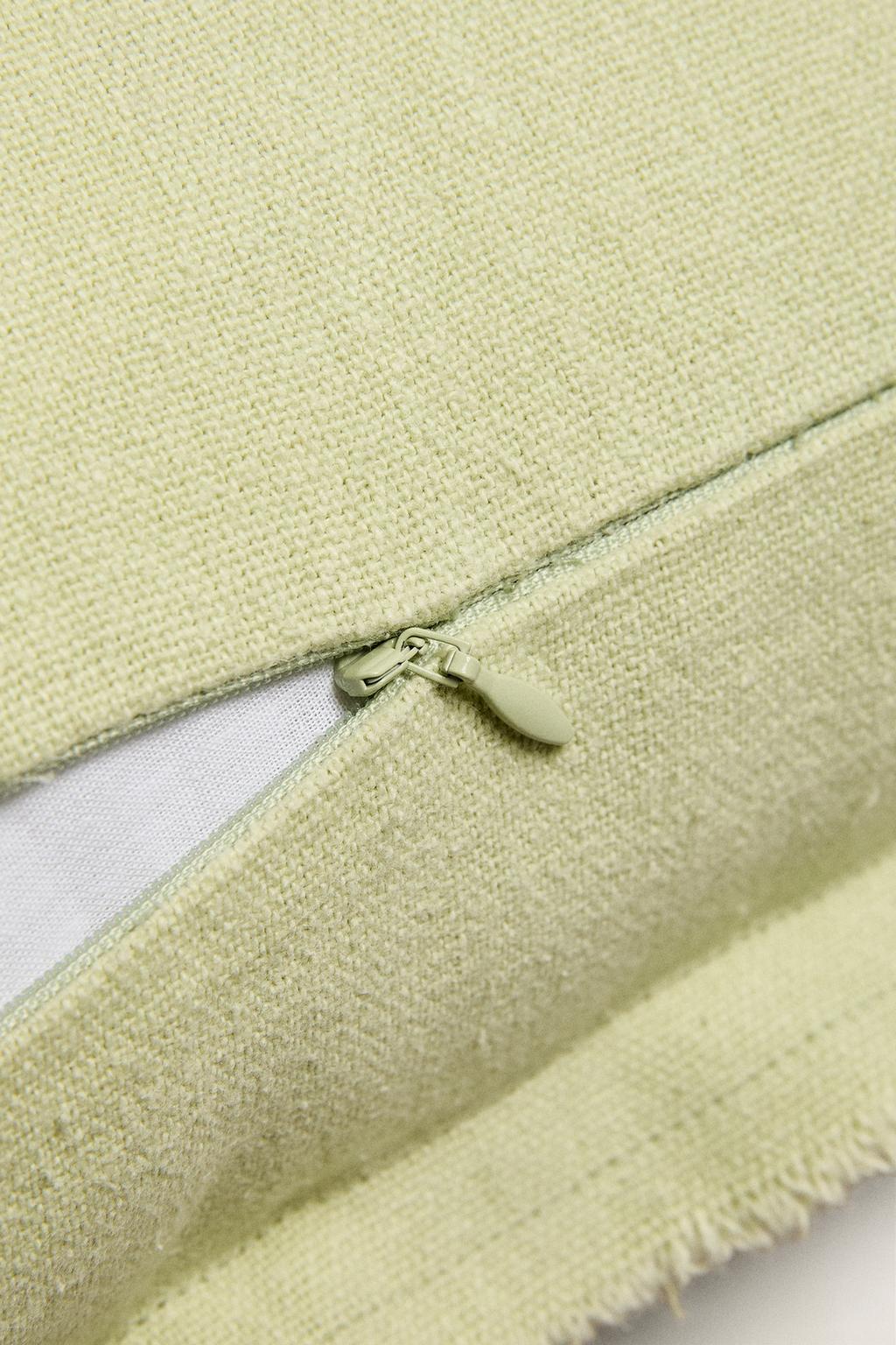 Подушка со строгаными штрихами