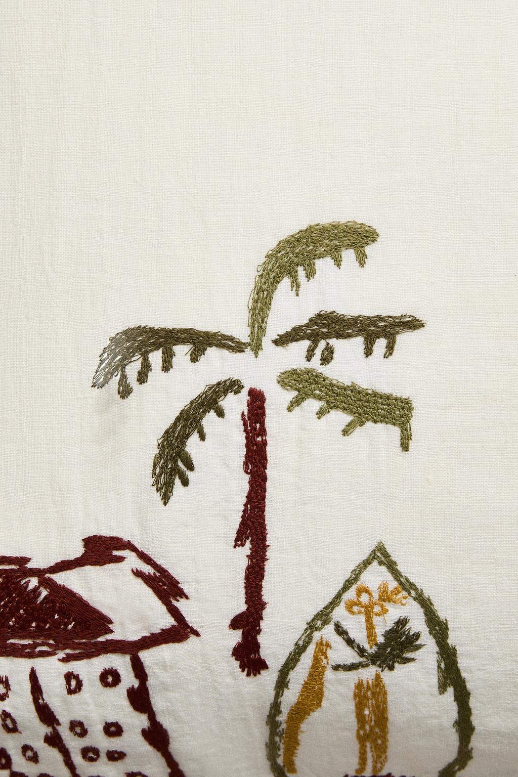 Подушка с вышитым рисунком побережья