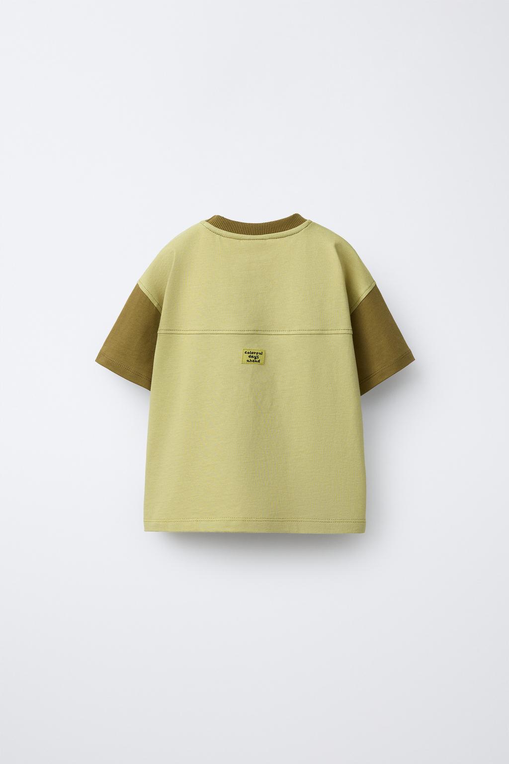 ФУТБОЛКА С КОНТРАСТНЫМИ РУКАВАМИ И ПРИНТОМ