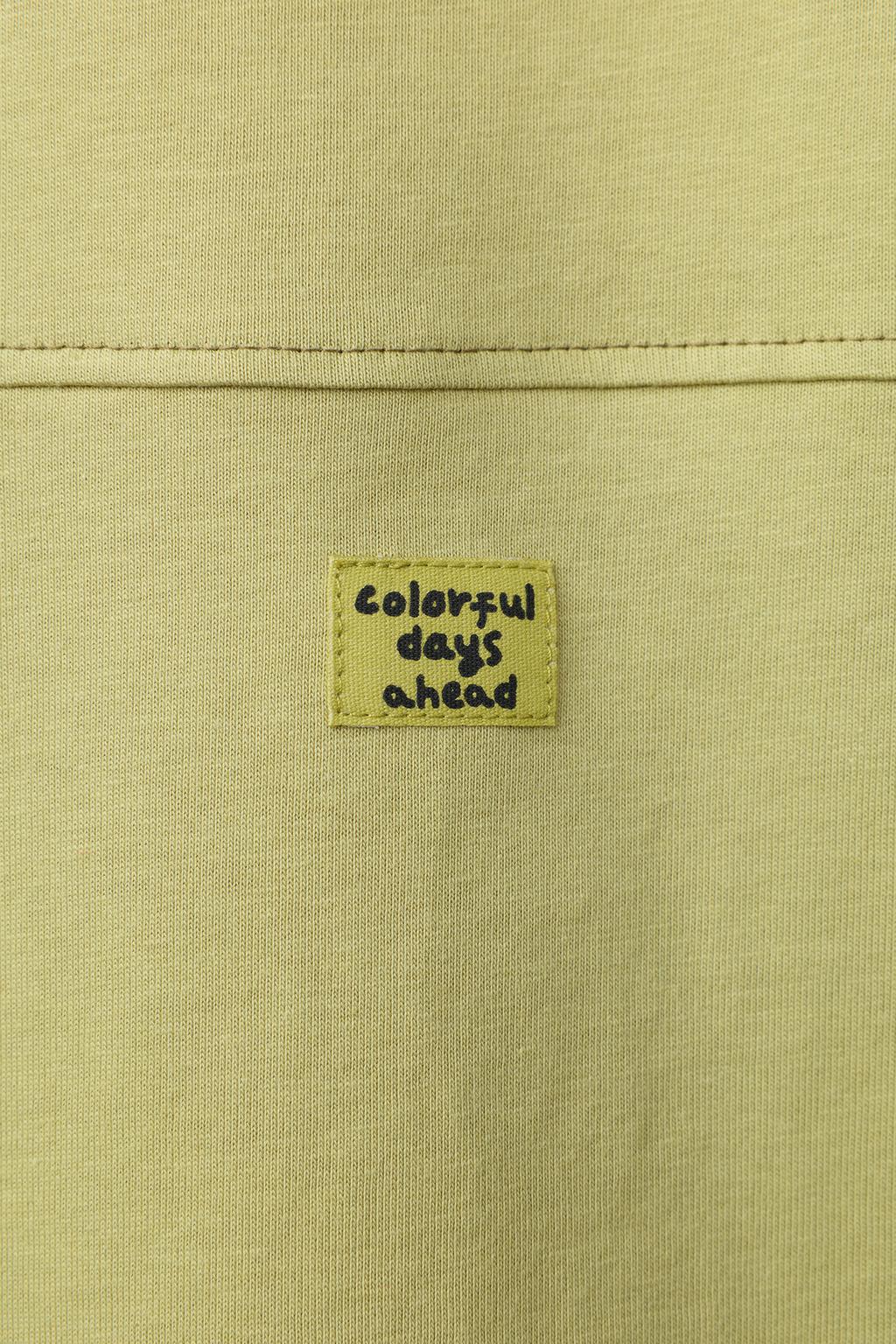 ФУТБОЛКА С КОНТРАСТНЫМИ РУКАВАМИ И ПРИНТОМ