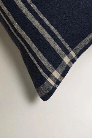 Чехол для подушки с полосатым узором из окрашенной нити- Заказать в России