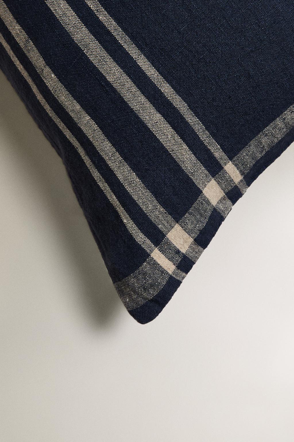 Чехол для подушки с полосатым узором из окрашенной нити