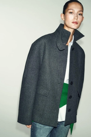 Короткое пальто из смесовой шерсти с воротником-стойкой- Заказать в России