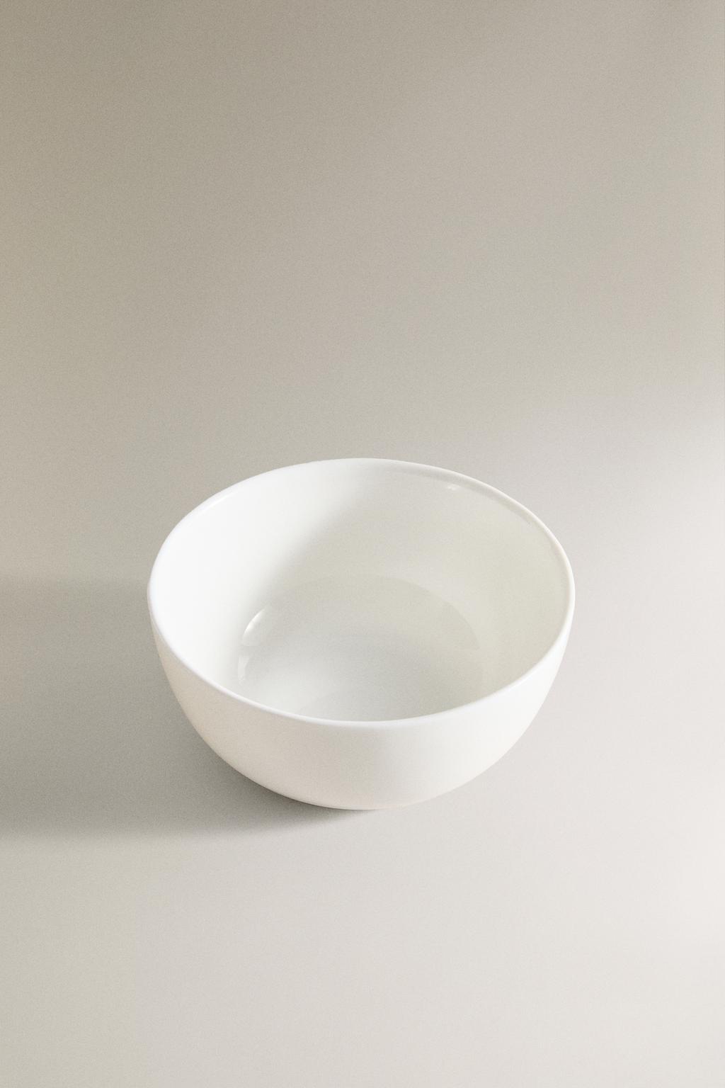 Белая стеклянная чаша