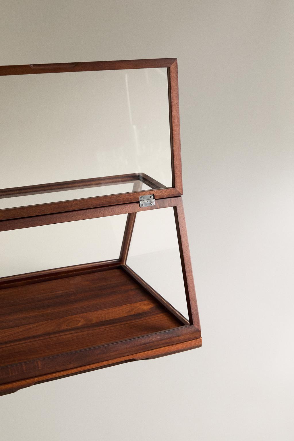 Деревянная стойка для демонстрации