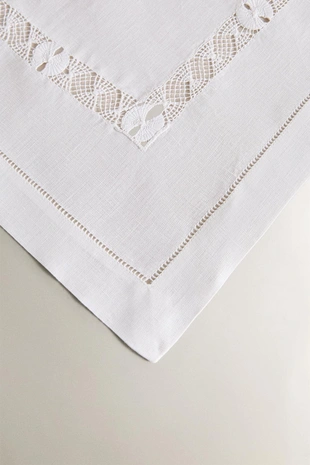 Салфетка с цветочной вышивкой и кантом- Заказать в России