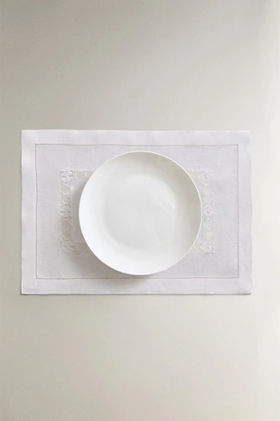 Салфетка с цветочной вышивкой и кантом- Заказать в России