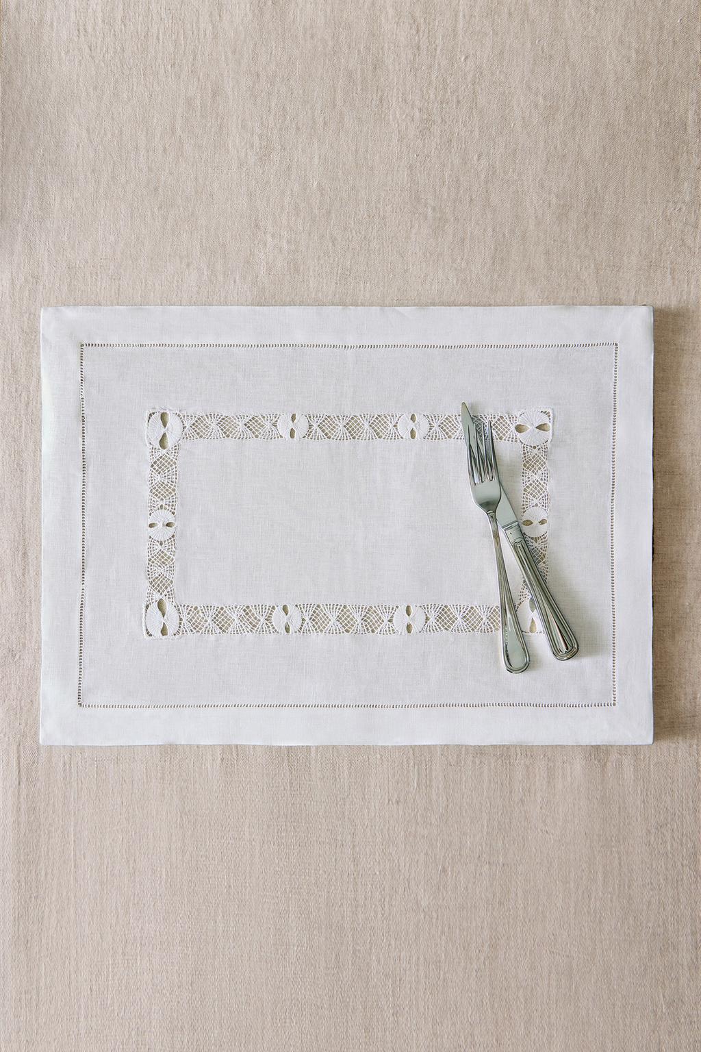 Салфетка с цветочной вышивкой и кантом