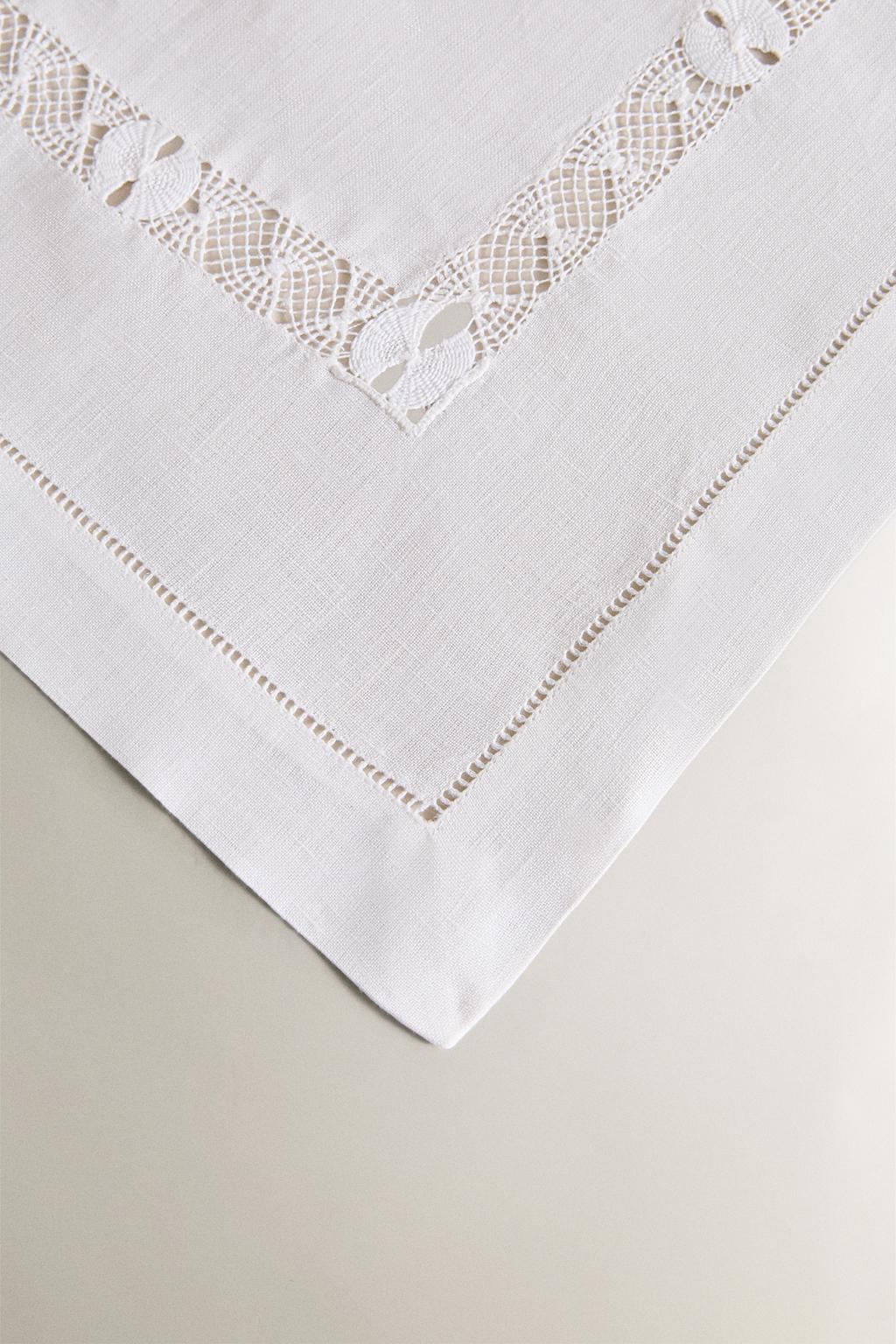 Салфетка с цветочной вышивкой и кантом