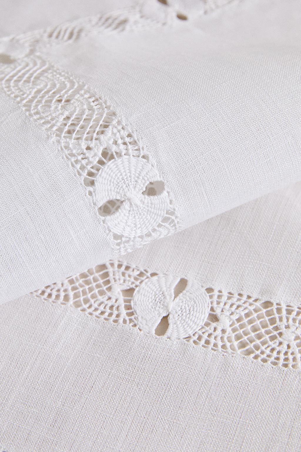 Салфетка с цветочной вышивкой и кантом