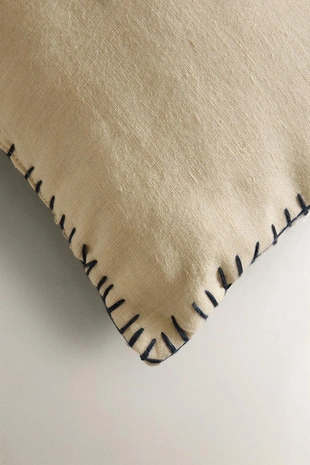 Детская подушка из льна с вышитыми кроликами- Заказать в России