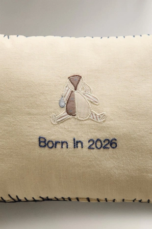 Детская подушка из льна с вышитыми кроликами- Заказать в России