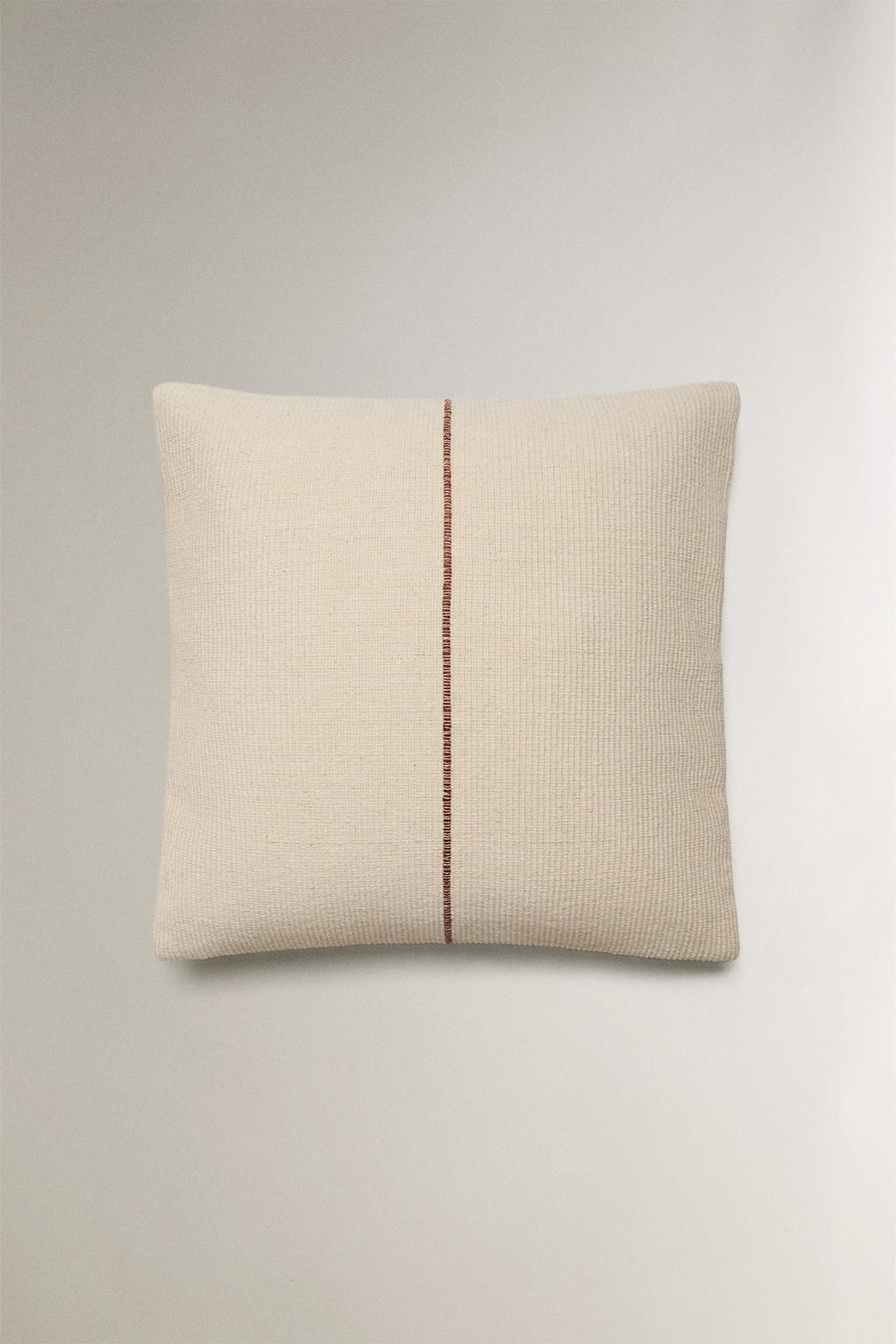 Чехол на подушку с линией в рельефе