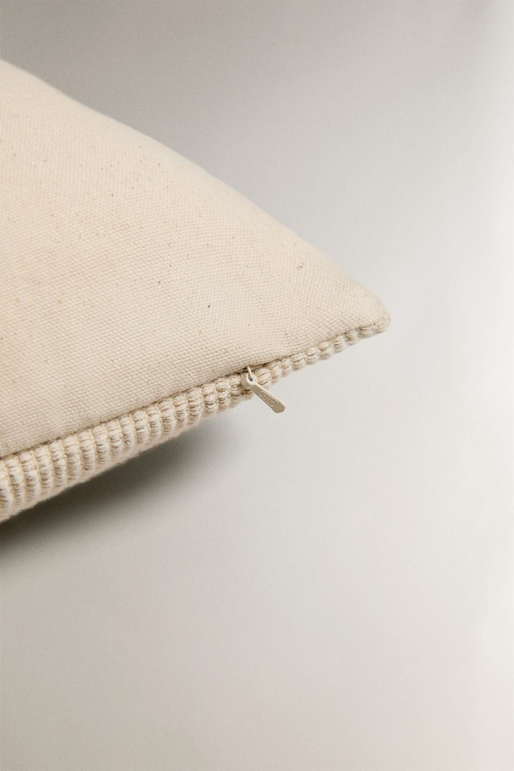 Чехол на подушку с линией в рельефе