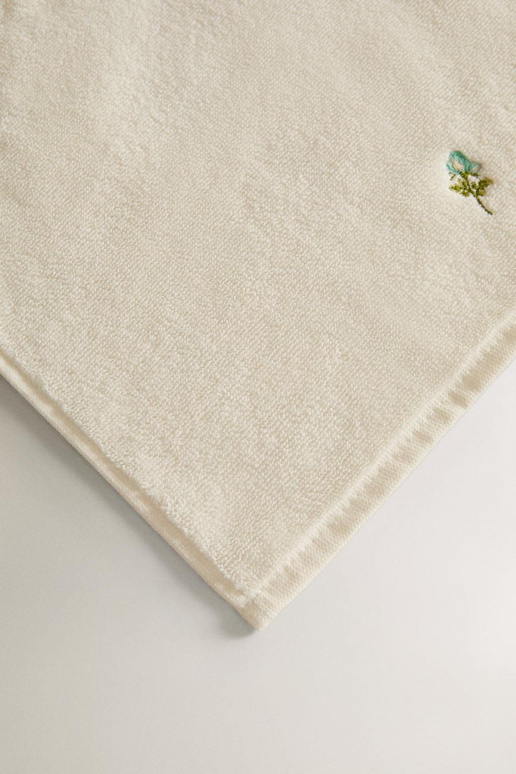 Полотенце для ванны с вышивкой цветочных мотивов