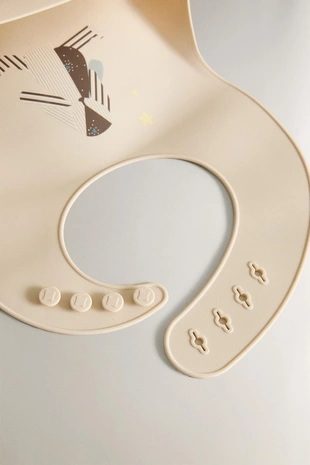 Детский силиконовый слюнявчик с изображением кролика- Заказать в России