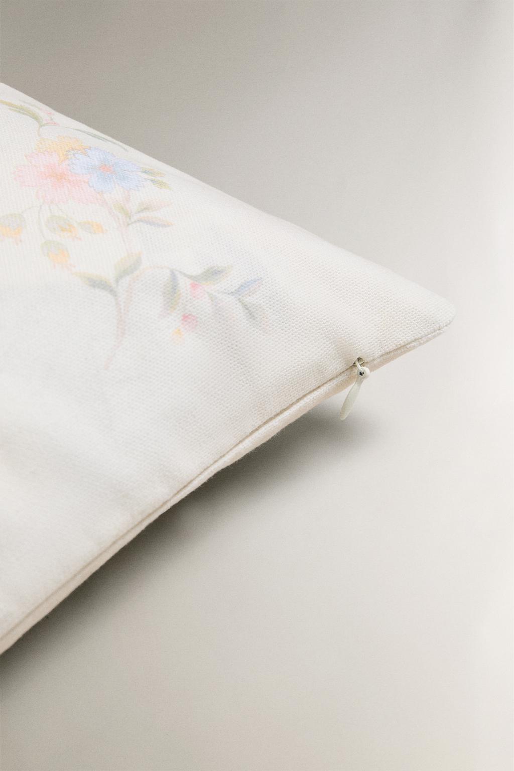 Подушка с цветочным принтом