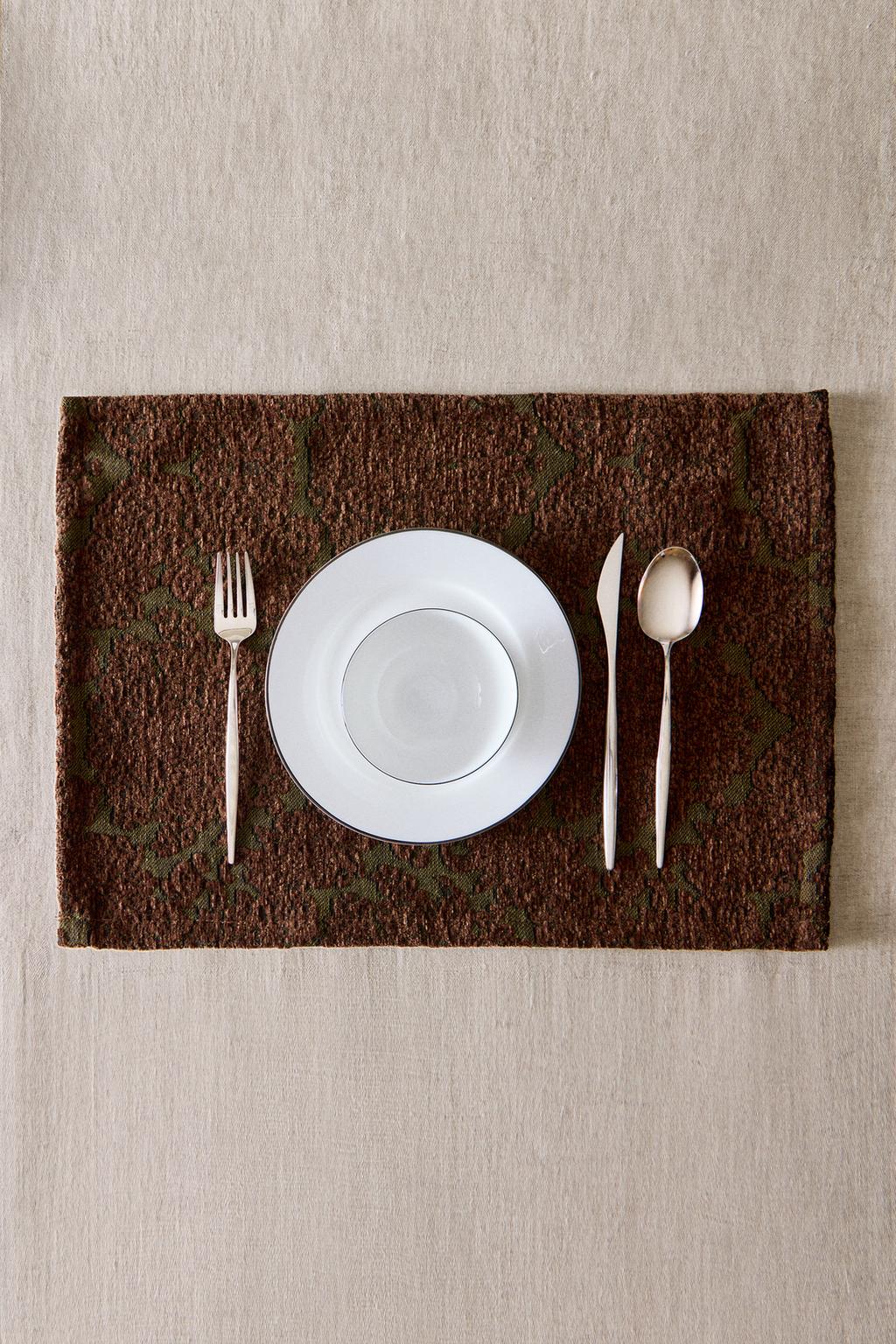 Салфетка из жаккарда с растительными мотивами