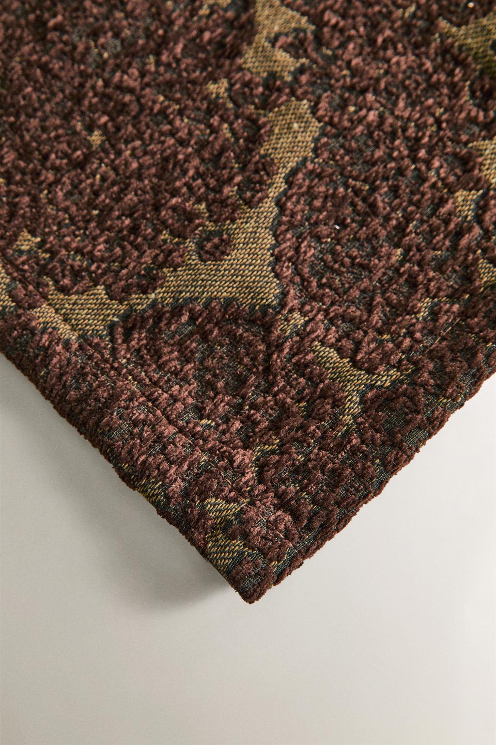 Салфетка из жаккарда с растительными мотивами