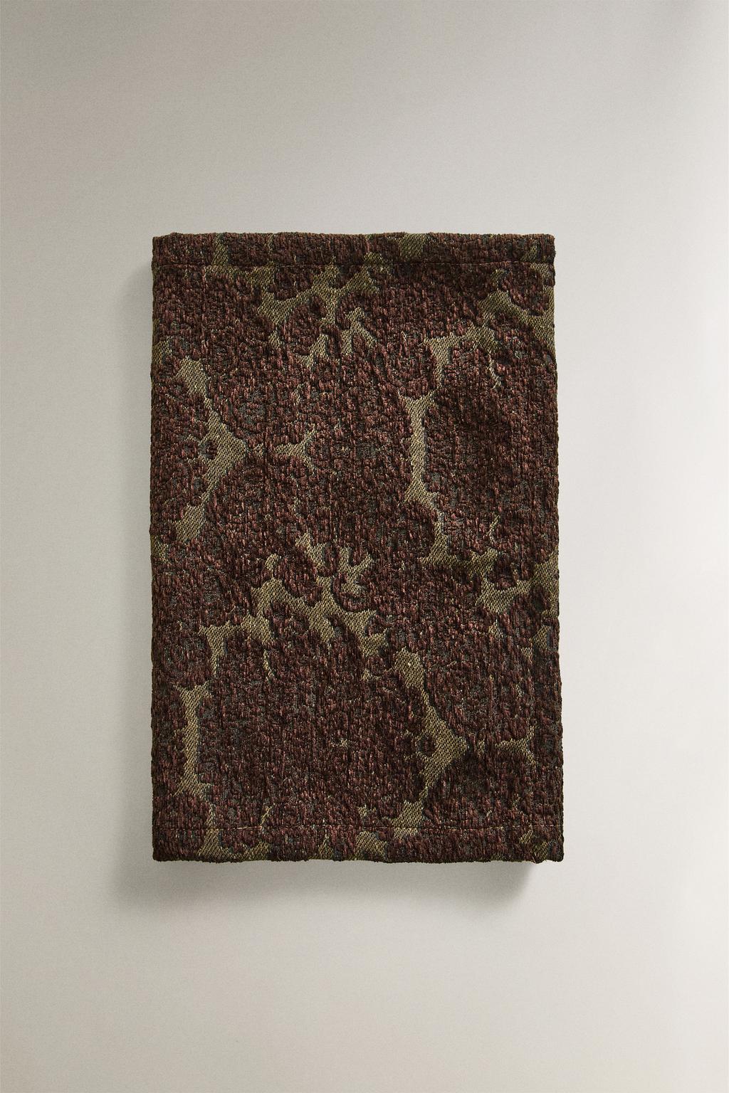 Салфетка из жаккарда с растительными мотивами