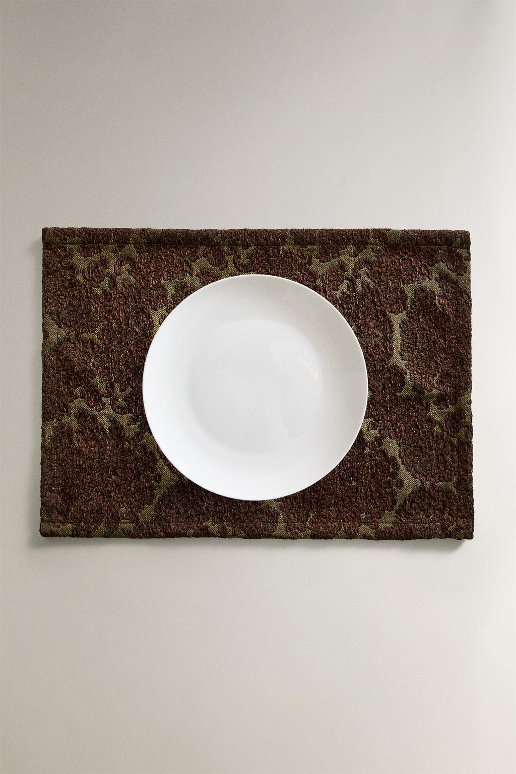 Салфетка из жаккарда с растительными мотивами