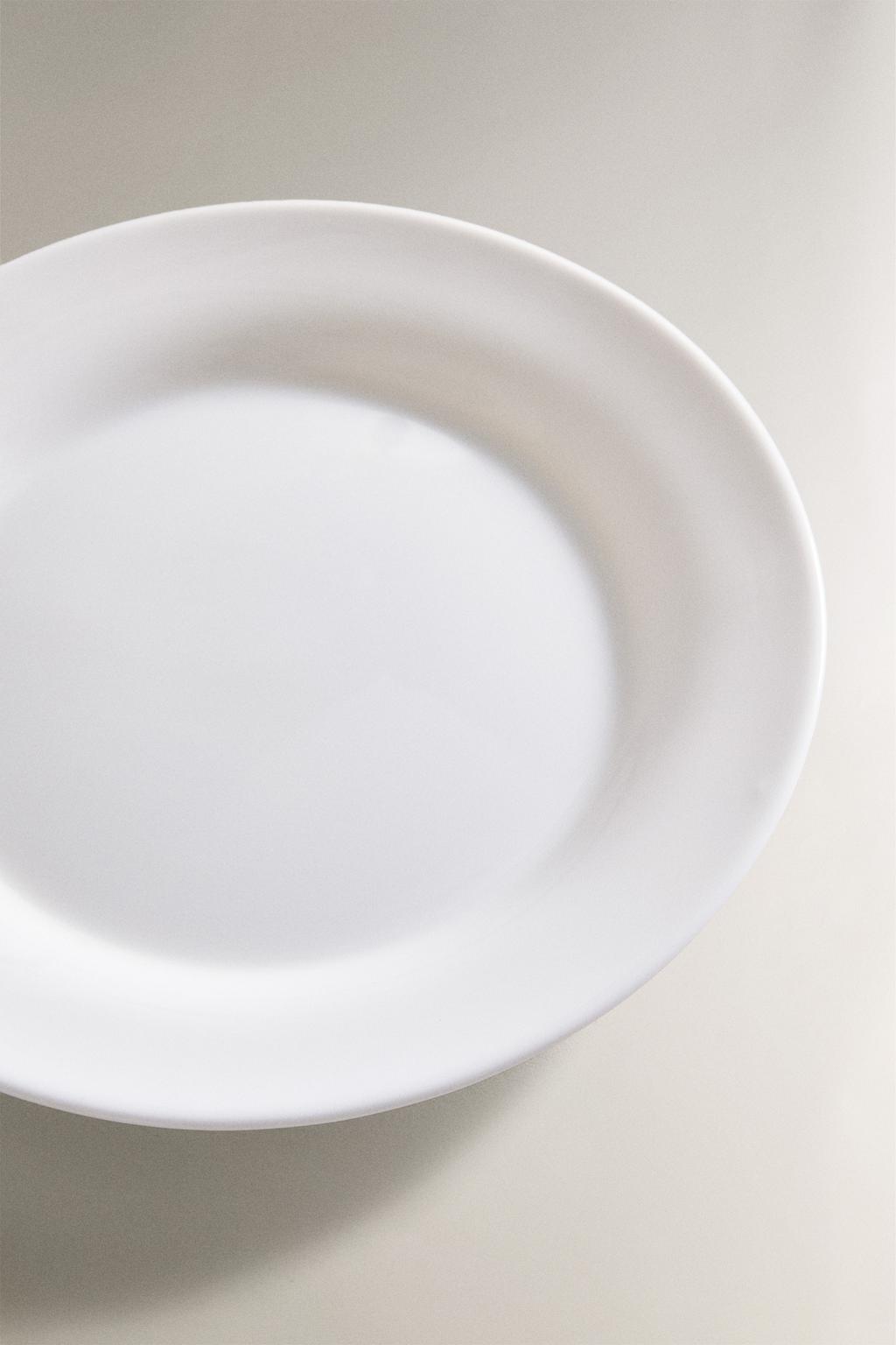 Белая стеклянная десертная тарелка