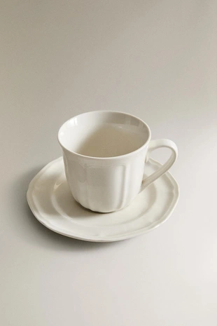 Фарфоровая чашка и блюдце с рельефным узором- Заказать в России