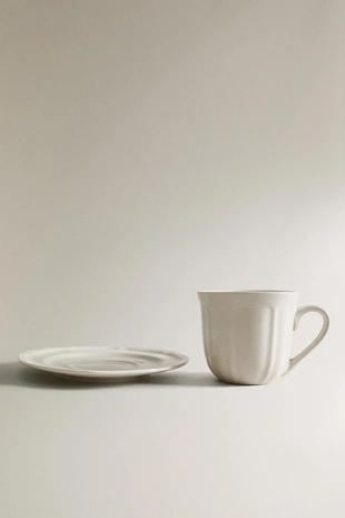 Фарфоровая чашка и блюдце с рельефным узором- Заказать в России