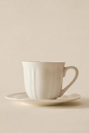 Фарфоровая чашка и блюдце с рельефным узором- Заказать в России