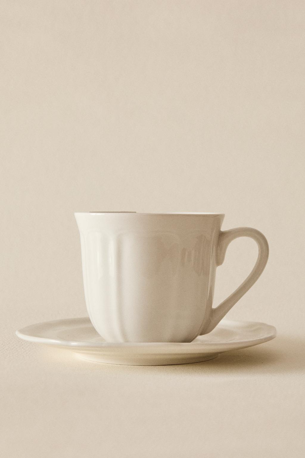 Фарфоровая чашка и блюдце с рельефным узором