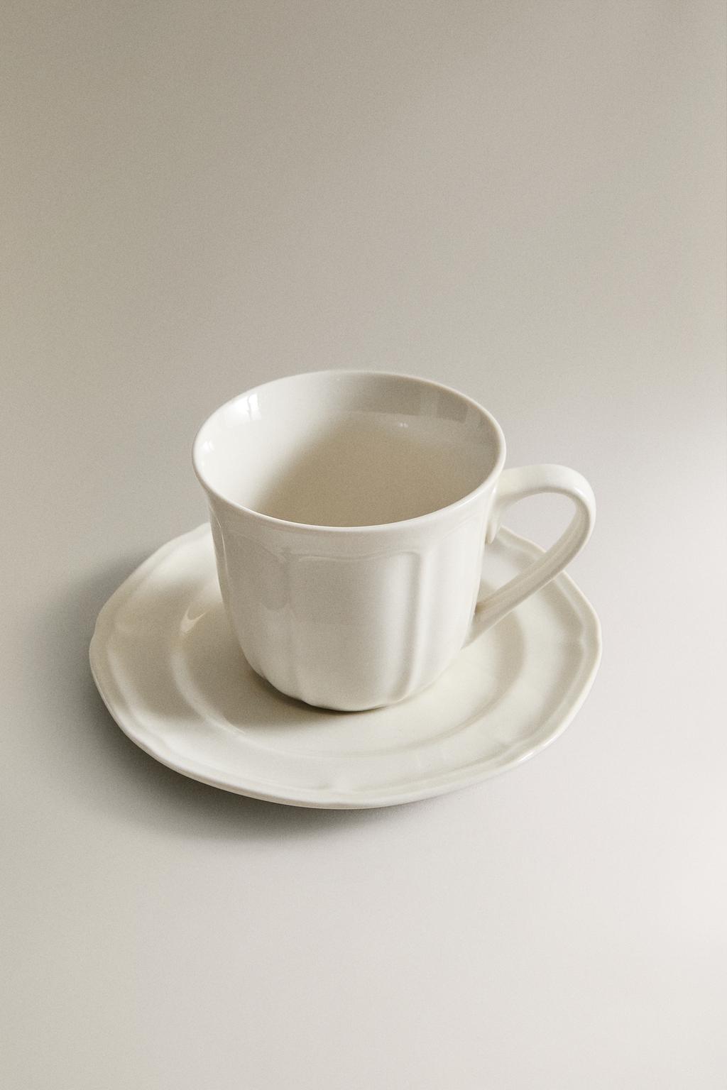 Фарфоровая чашка и блюдце с рельефным узором
