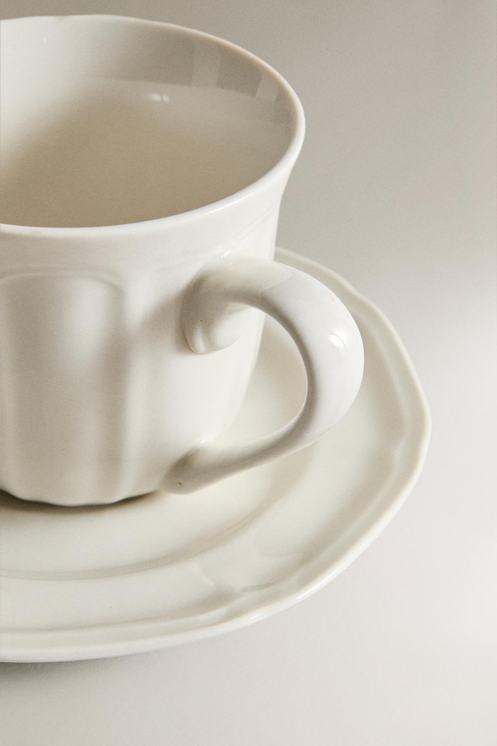 Фарфоровая чашка и блюдце с рельефным узором