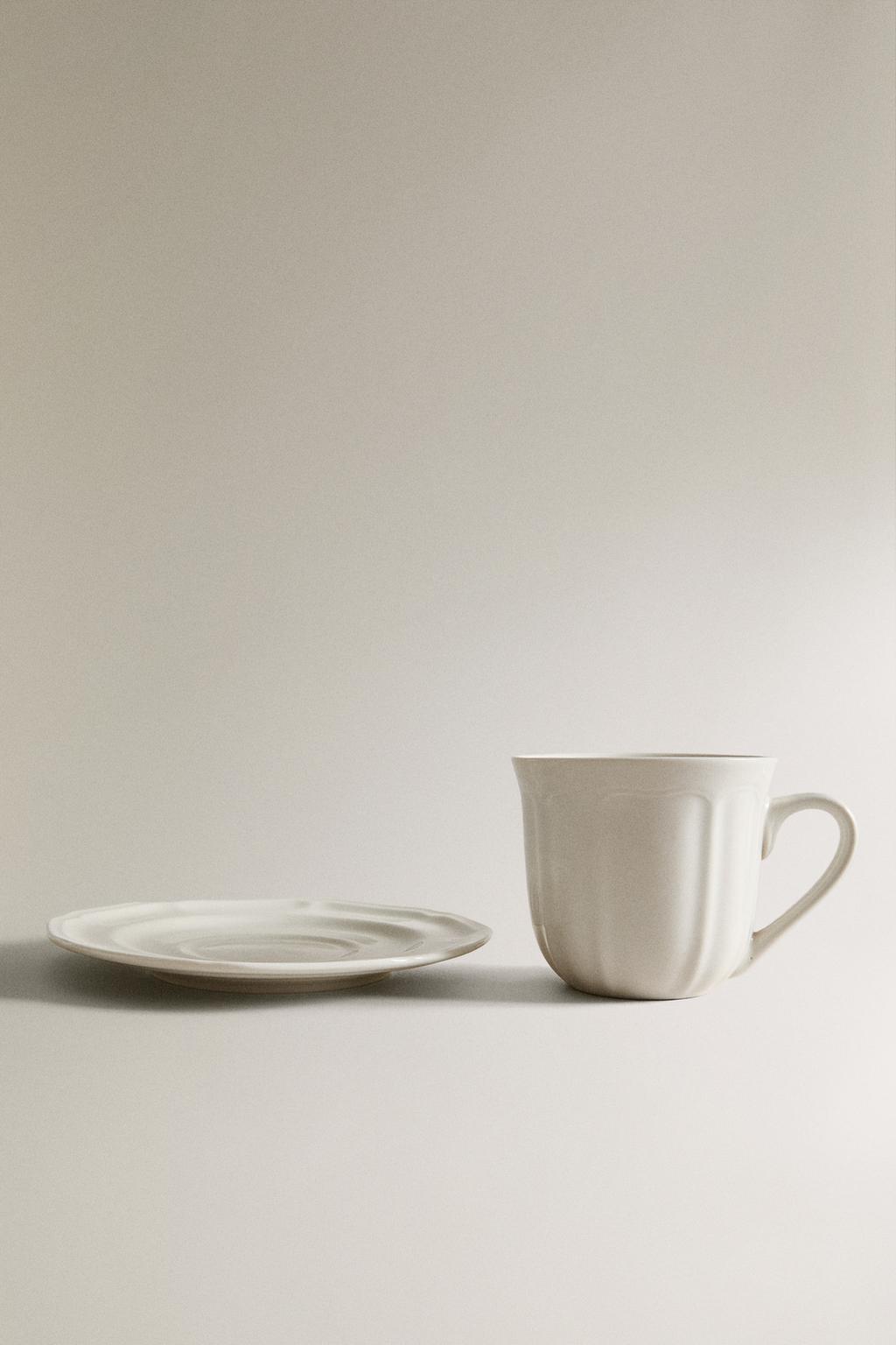Фарфоровая чашка и блюдце с рельефным узором