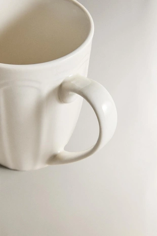 Фарфоровая кружка с рельефным дизайном- Заказать в России