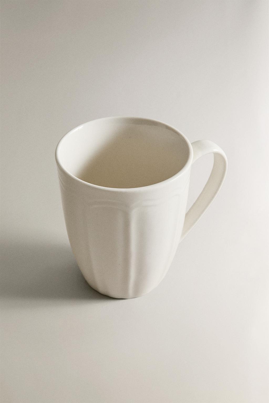 Фарфоровая кружка с рельефным дизайном