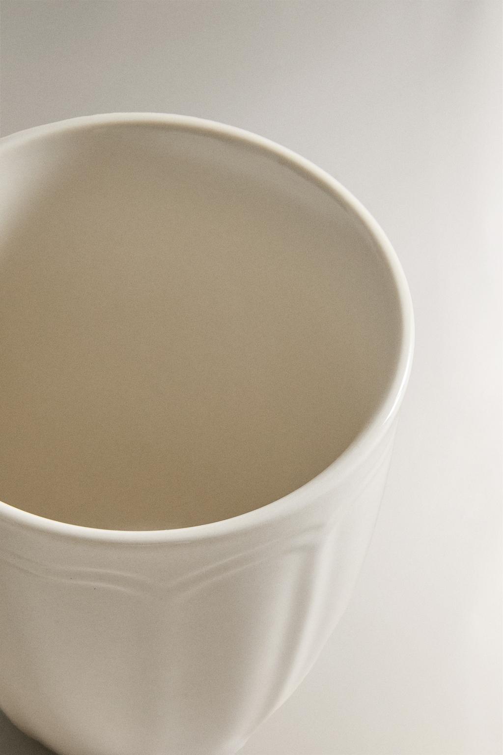 Фарфоровая кружка с рельефным дизайном