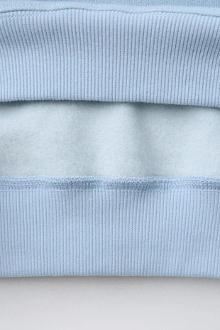 Толстовка с воротником-хомутом, волнистым краем и вышитым текстом- Заказать в России