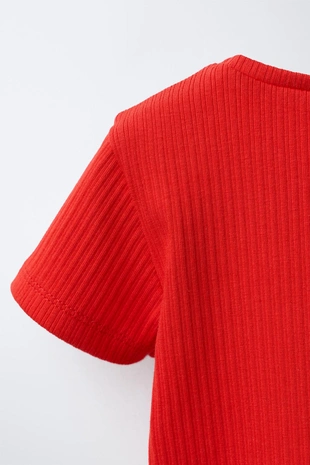 Футболка в рубчик с вырезами в виде сердец