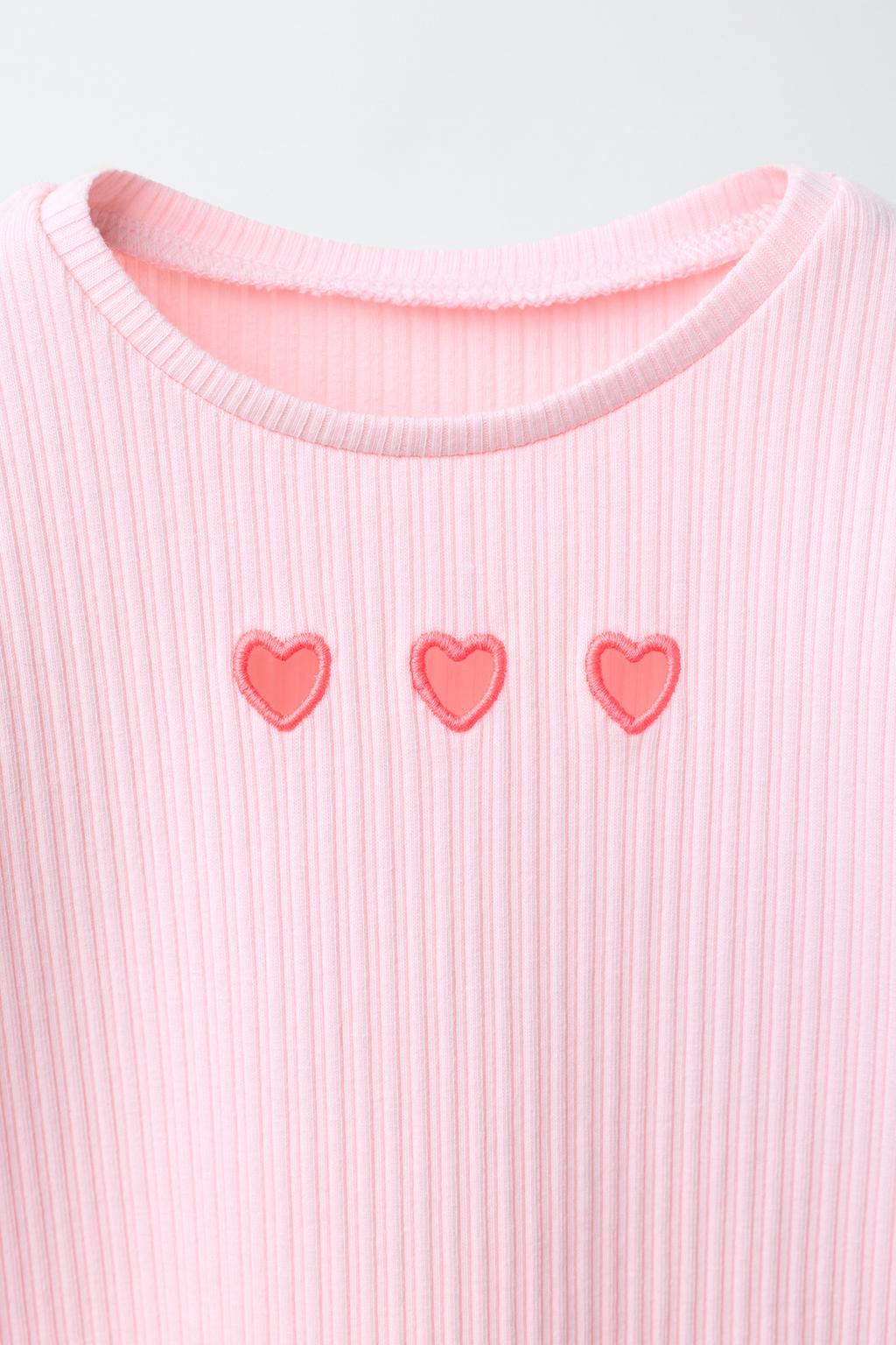 ФУТБОЛКА В РУБЧИК С ВЫРЕЗАМИ В ВИДЕ СЕРДЕЦ