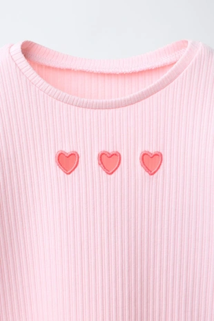 Футболка в рубчик с вырезами в виде сердец- Заказать в России