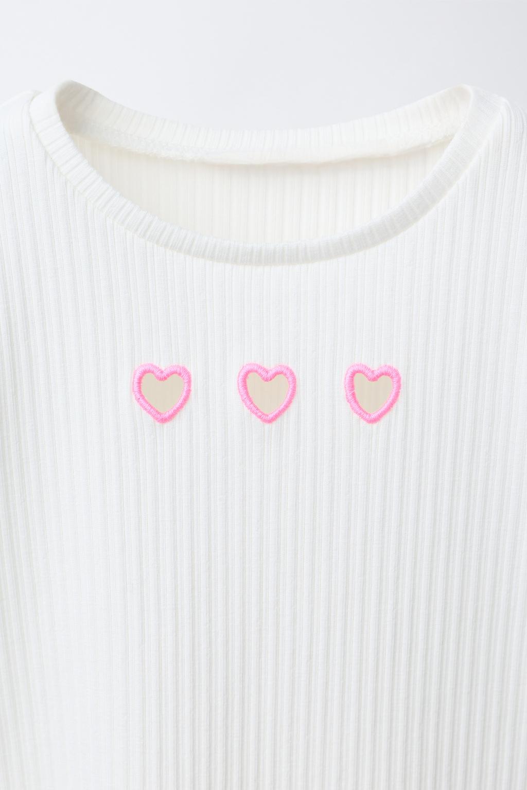 ФУТБОЛКА В РУБЧИК С ВЫРЕЗАМИ В ВИДЕ СЕРДЕЦ