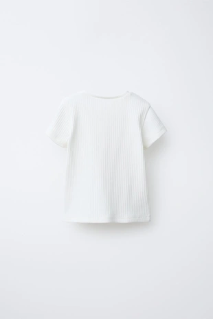 Футболка в рубчик с вырезами в виде сердец