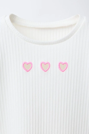 Футболка в рубчик с вырезами в виде сердец