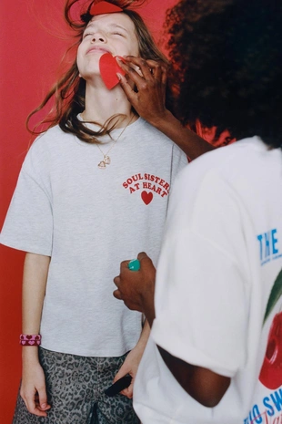 Футболка с принтом «сердца»- Заказать в России